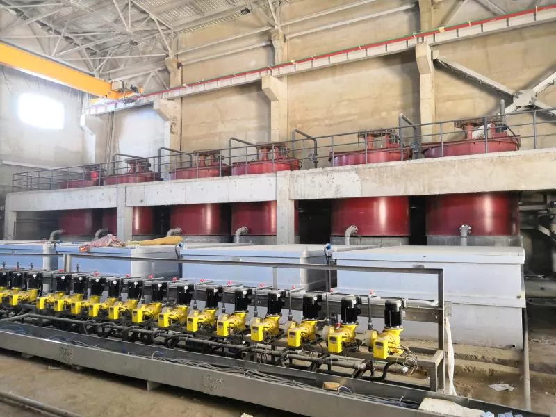 Điều gì làm cho một bể kích động trở nên thiết yếu trong khai thác và chế biến hiện đại?